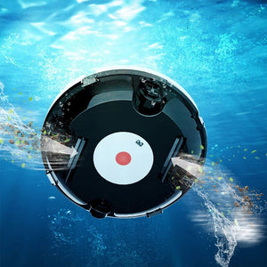 Weiss-schwarzer Poolroboter unter Wasser von unten mit Anwendungsbeispiel
