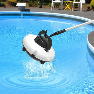 Weiss-schwarzer Poolroboter der mit Haken aus dem Pool gezogen wird