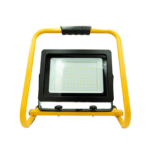 Schwarzer LED-Strahler mit gelben Metallgerüst