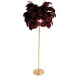 Stehlampe mit roten Straussenfedern und goldenem Ständer
