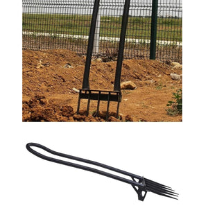 Schwarze Saatgabel mit fünf Zacken von der Seite und im Boden