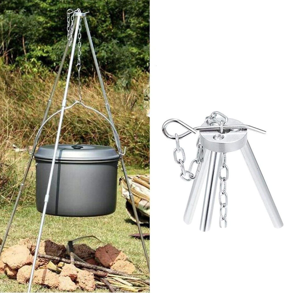 Silbernes Dreibein mit verstellbarem Haken in einem Anwendungsbeispiel über einer Feuerstelle