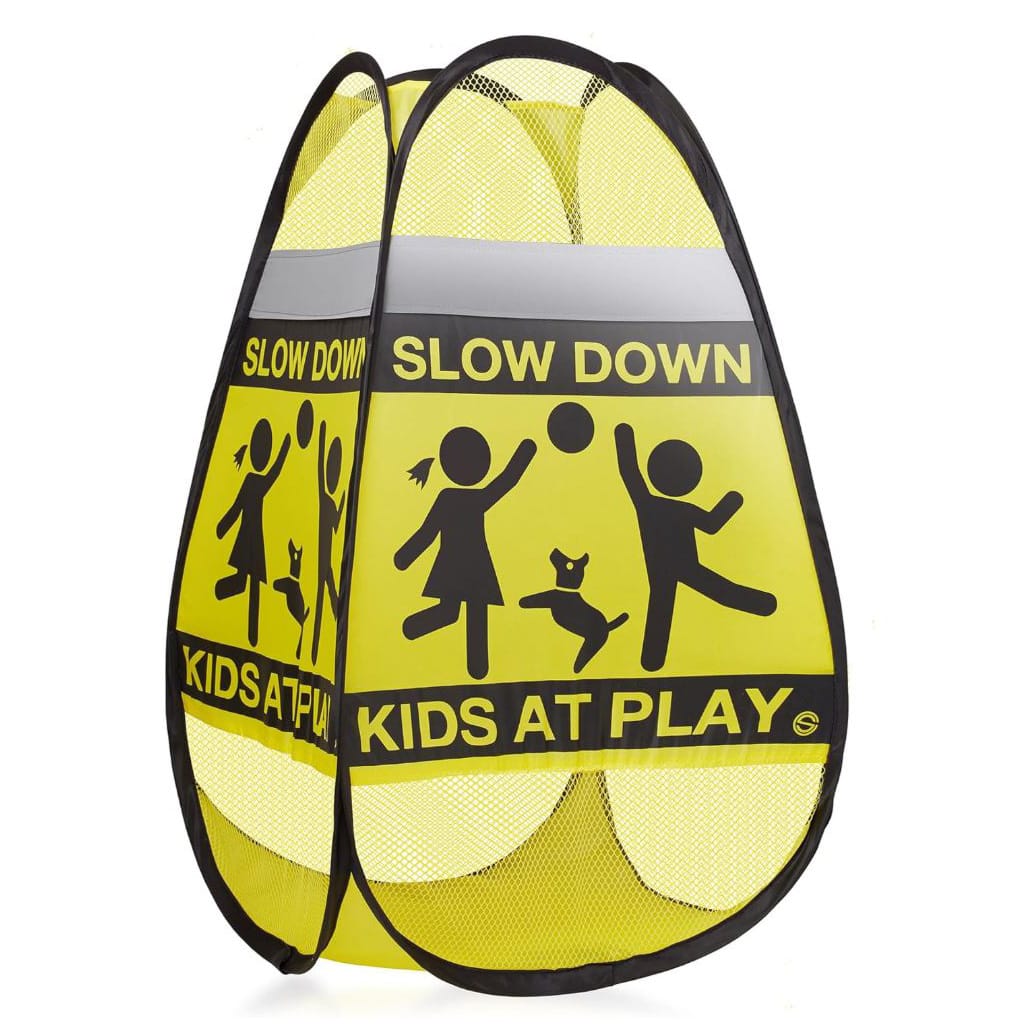 Gelbes Strassenschild mit Abbildung von spielenden Kindern und "Slow down, kids at play" Aufschrift schräg von der Seite