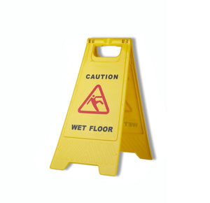 Gelbes, klappbares Warnschild mit schwarzer Aufschrift die sagt "Caution, wet floor" und einer roten Abbildung