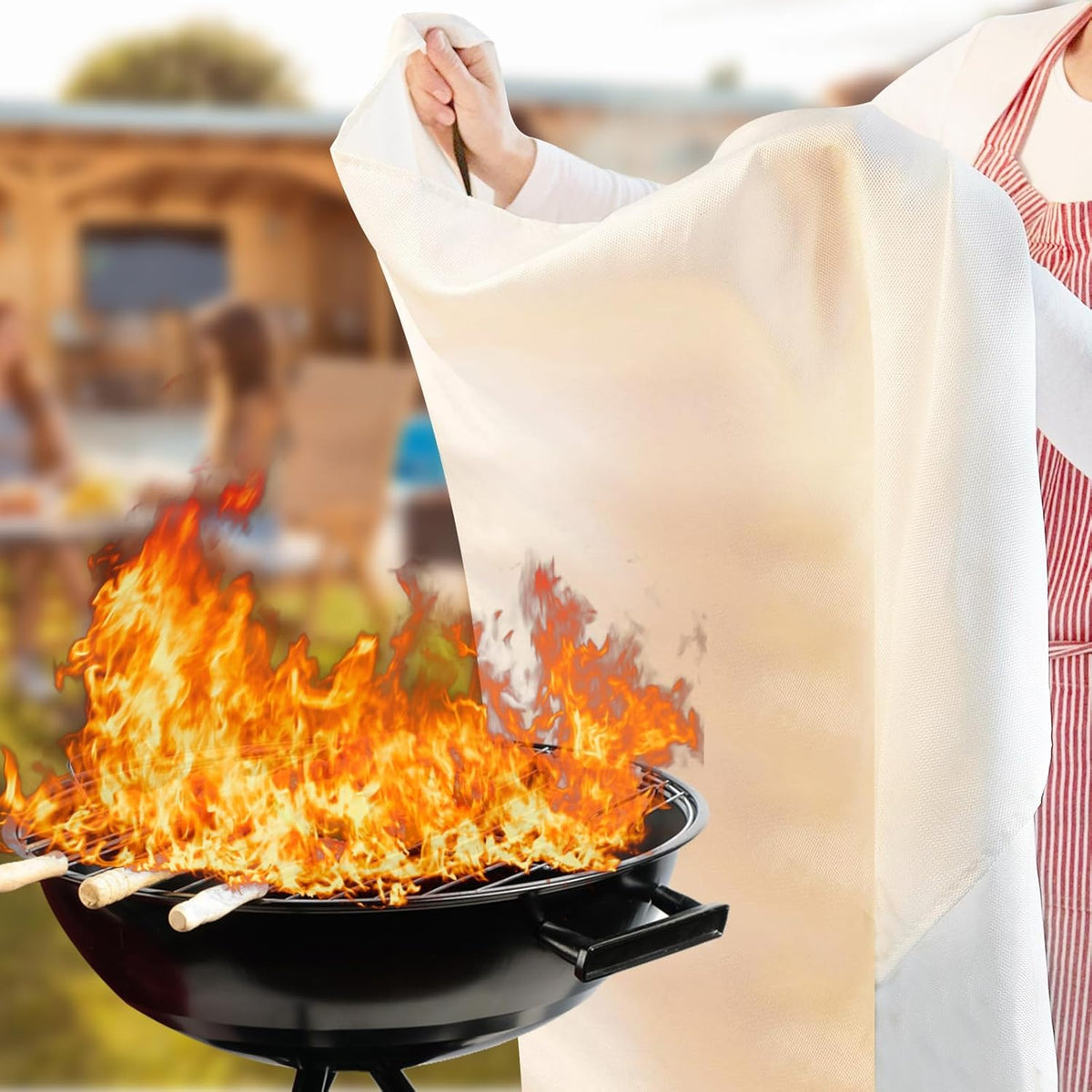 Weisse Löschdecke in einem Anwendungsbeispiel mit einem brennenden Grill 