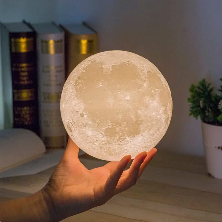 Schwebender, handgehaltener Smart-Moon mit Holz-Plattform