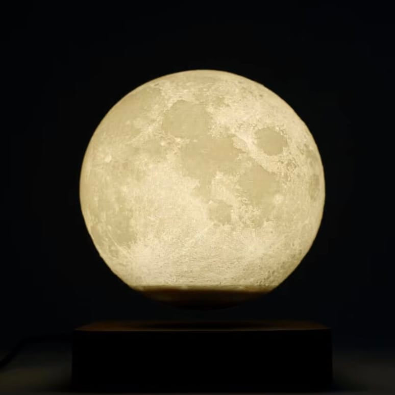 Schwebender Smart-Moon mit Holz-Plattform in einem Beispiel im DUnkeln