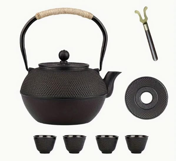 Schwarzes Tee-Set in asiatischem Stil mit Kanne, vier Tassen, einem Untersetzer und einem Deckelhalter