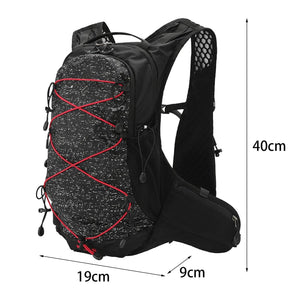 Schwarzer Rucksack mit roten Details und den Massen