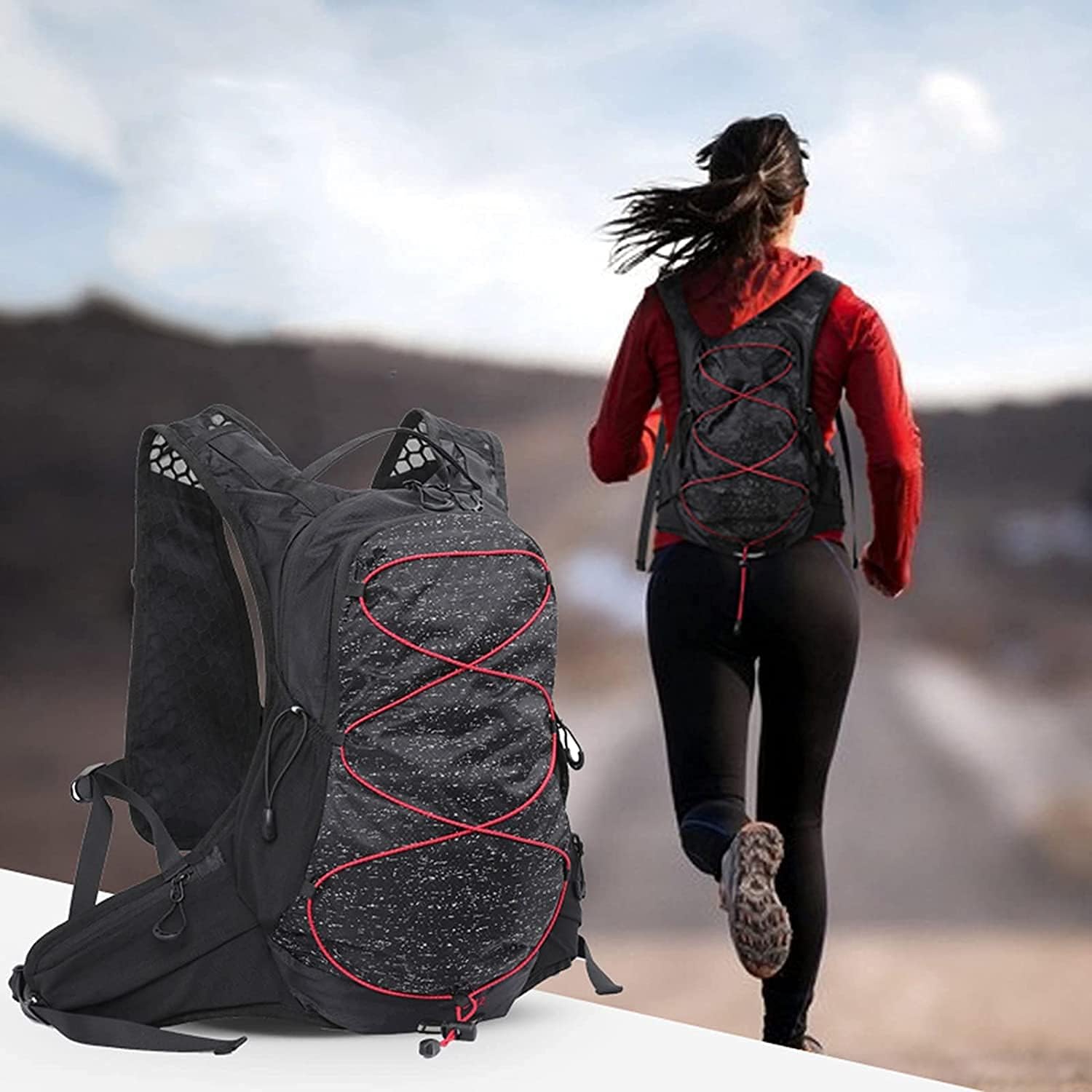 Schwarzer Rucksack mit roten Details in einem Anwendungsbeispiel