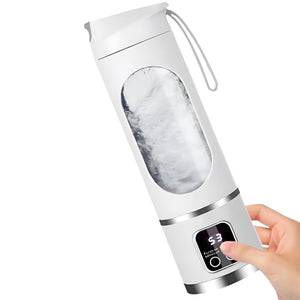 Tragbarer, weisser Smoothie-Maker mit transparenter Vorderseite und digital Bildschirm in einem Anwendungsbeispiel