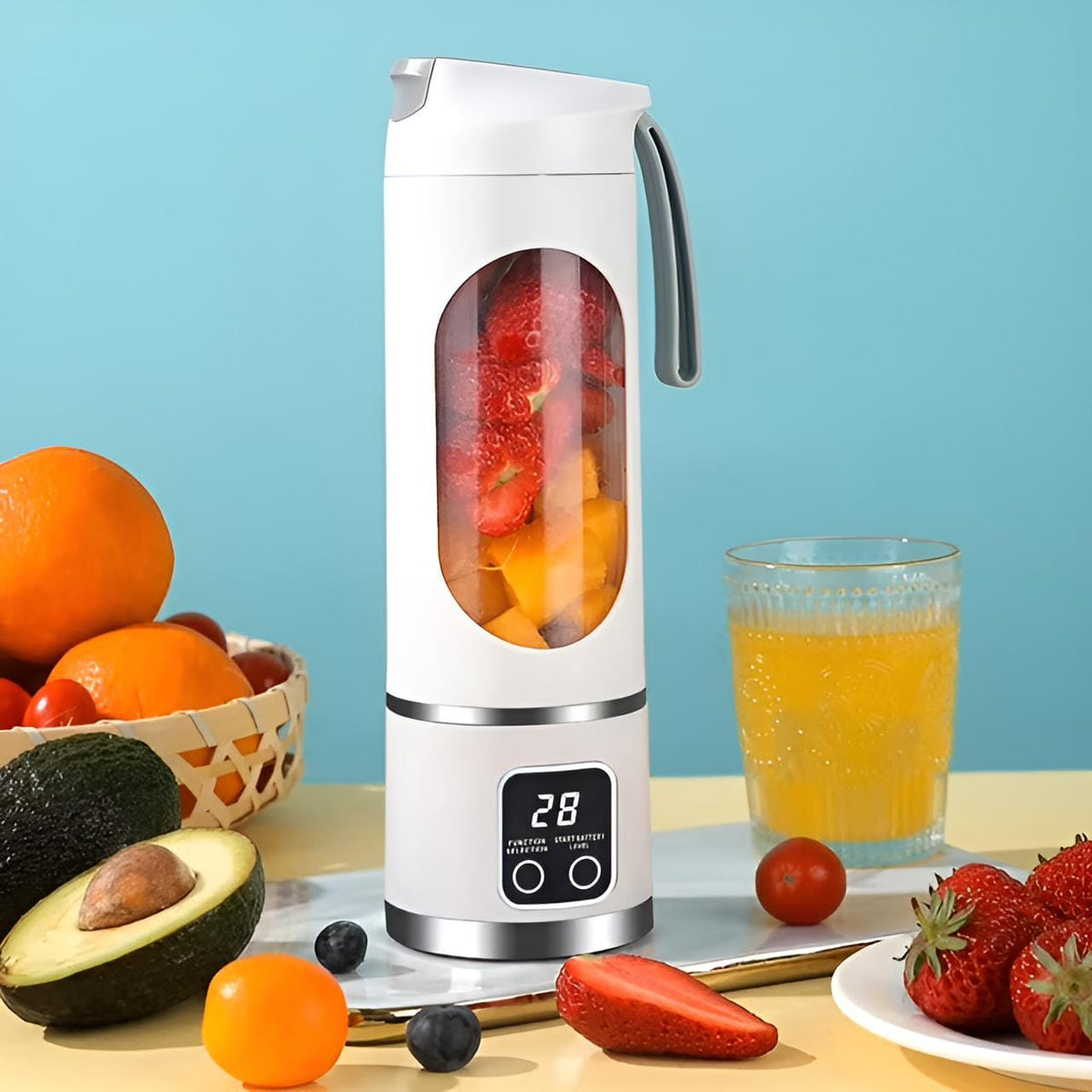 Tragbarer, weisser Smoothie-Maker mit transparenter Vorderseite und digital Bildschirm auf einem Tisch mit Früchten verteilt