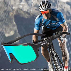 Blaue Sport-Sonnenbrille mit Anwendungsbeispiel