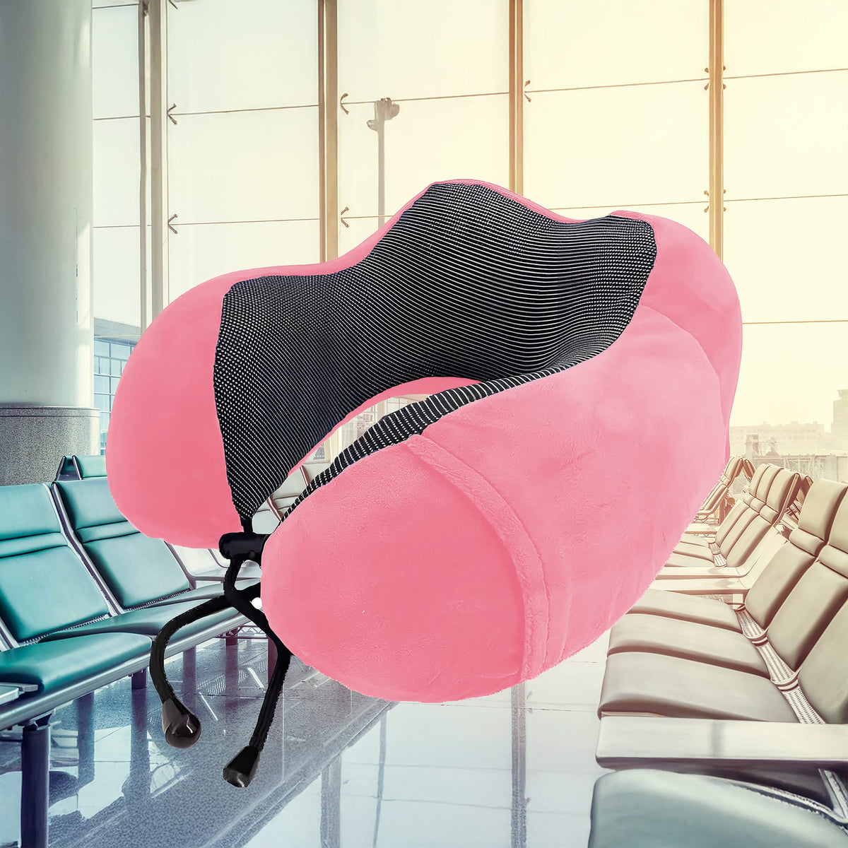 Pinkes Reisekissen mit Flugplatz im Hintergrund 
