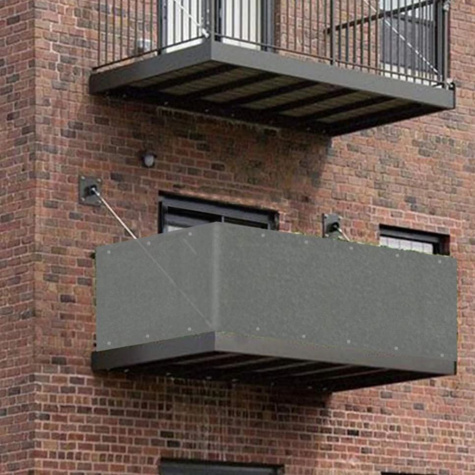 Grauer Balkonsichtschutz in einem Anwendungsbeispiel an einem Balkon von aussen