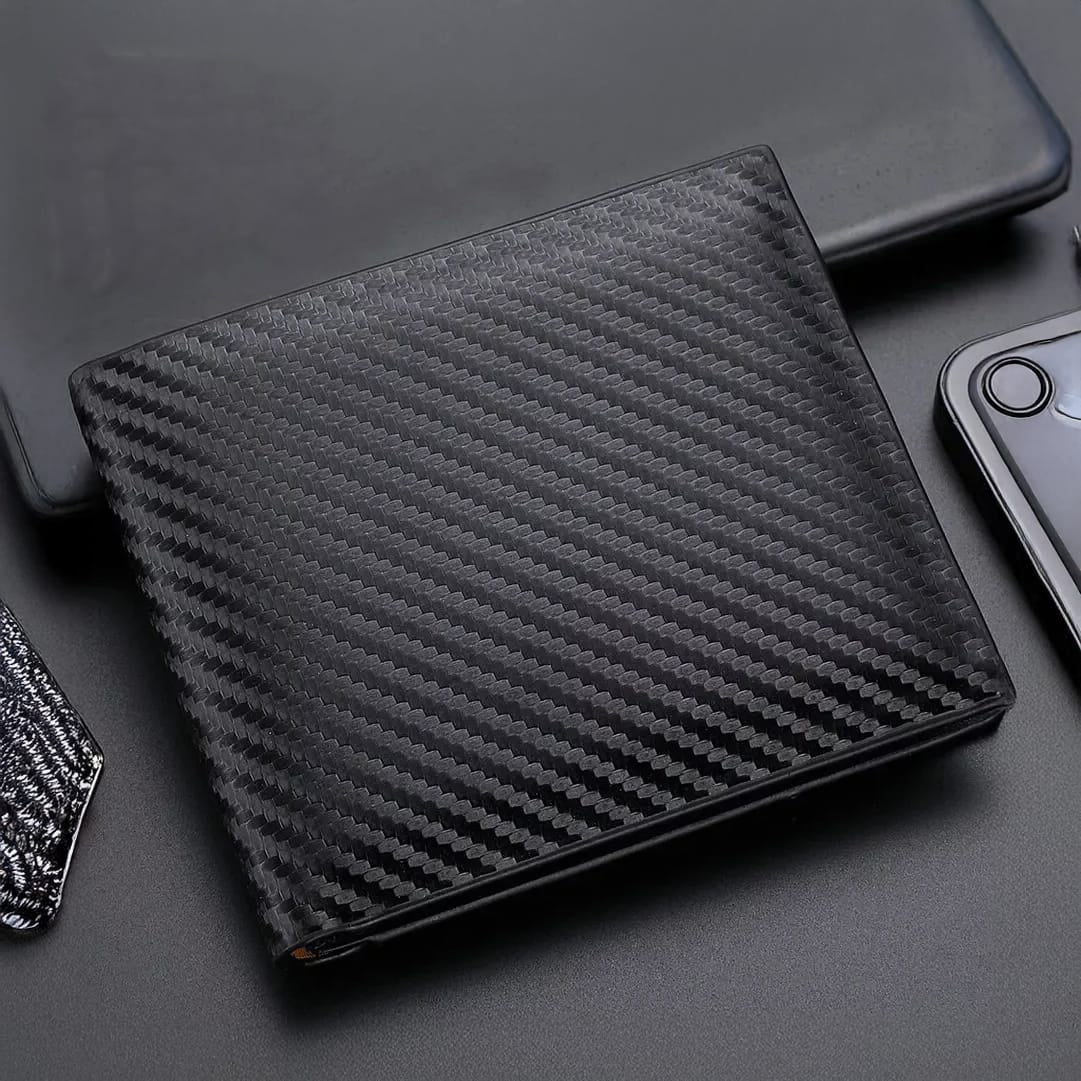 Schwarze Geldbörse mit Karbon-Muster auf einem schwarzen Tisch