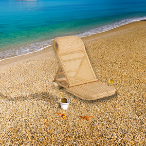 Verstellbarer Strandstuhl mit geflochtener Struktur und stabiler Bodenauflage, geeignet zum Sitzen oder Liegen in einem Anwendungsbeispiel am Strand