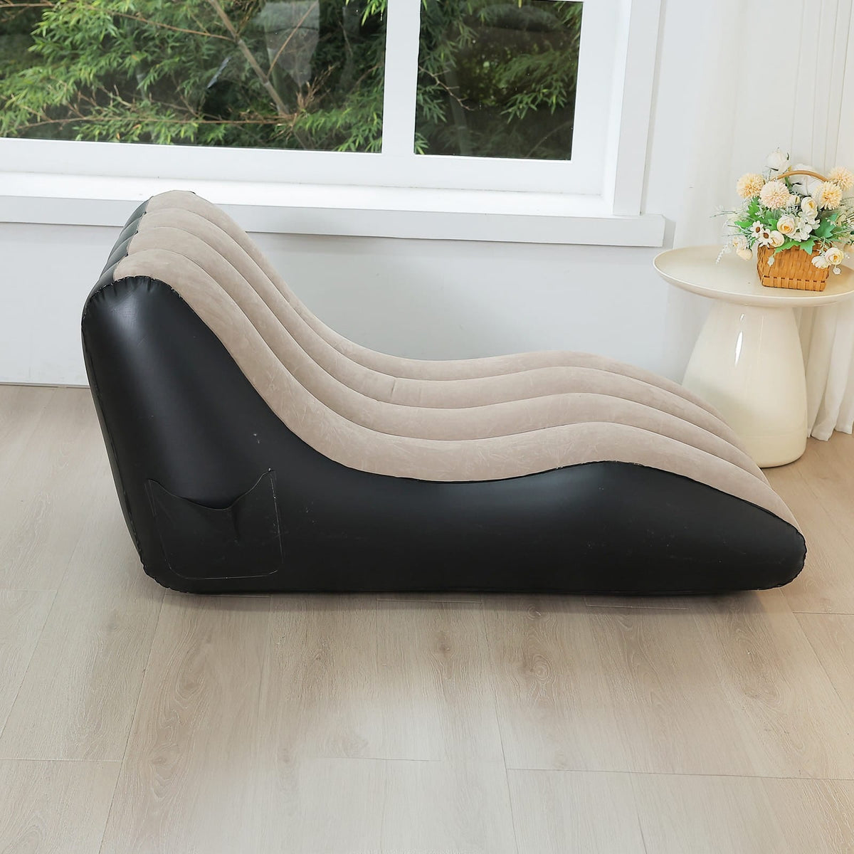 Beige-schwarzes, aufblasbares Liegesofa mit Seitentasche an der Seite
