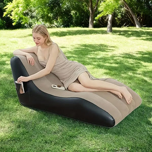 Beige-schwarzes, aufblasbares Liegesofa mit Anwendungsbeispiel der Seitentasche