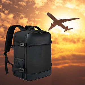 Schwarzer Rucksack mit Getränkehalter, verschiedenen Fächern und Reissverschluss mit Himmel und Flugzeug im Hintergrund