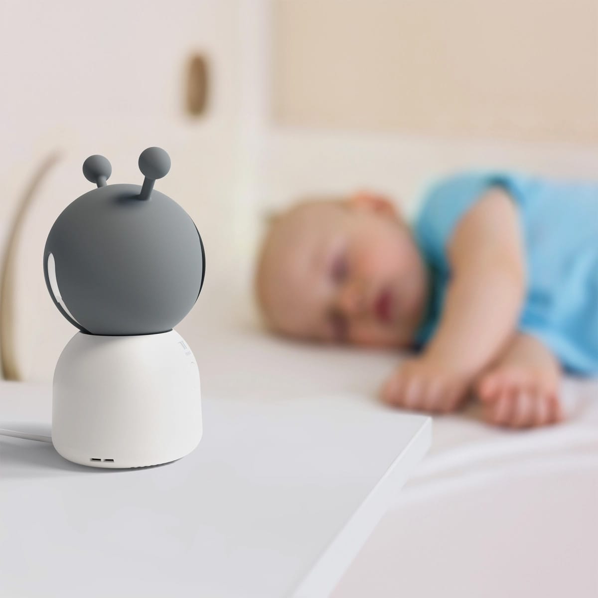 Grau-weisse Babykamera in einem Aufstellbeispiel