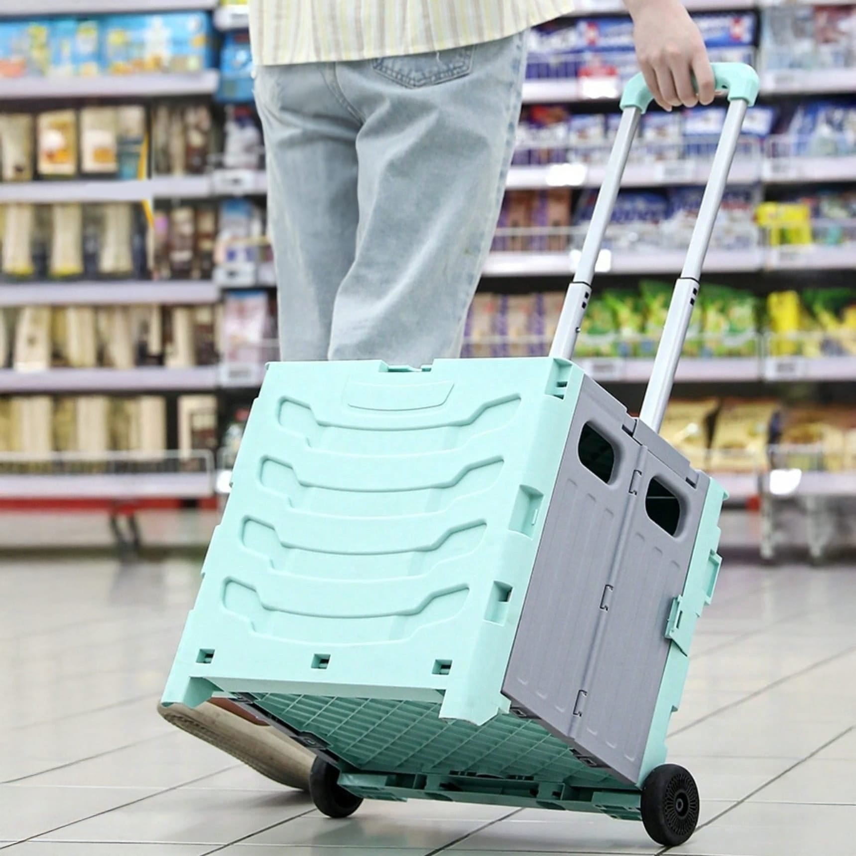 Türkiser, faltbarer Einkaufstrolley in einem Anwendungsbeispiel in einem Supermarkt