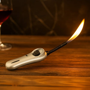 Silbernes Stabfeuerzeug mit schwarzem Knopf in einem Anwendungsbeispiel