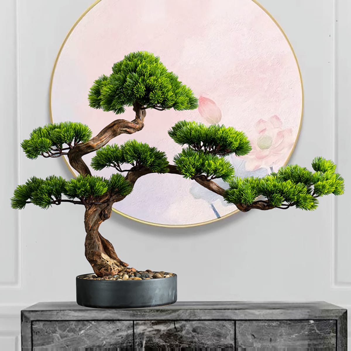 Künstlicher, japanischer Bonsai mit schwarzem Topf auf einem grauen Regal