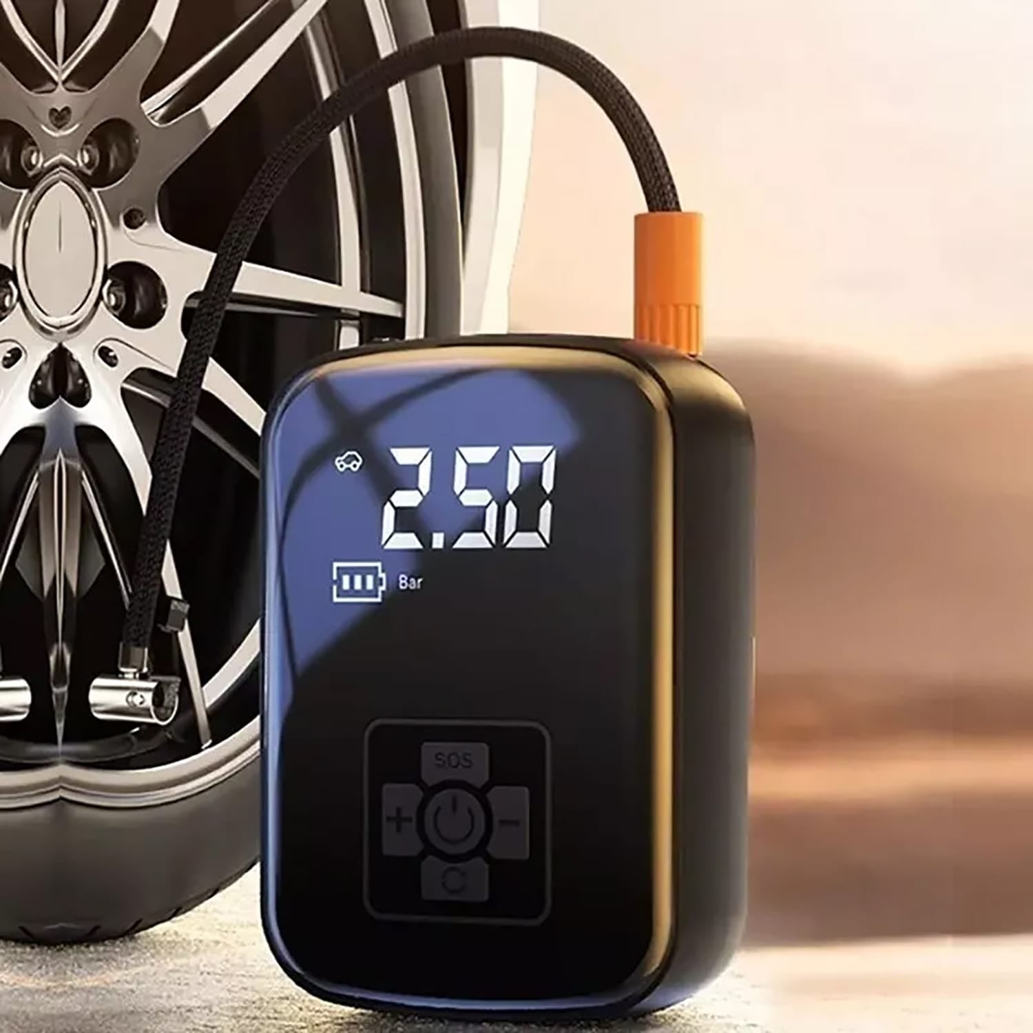 Elektrische, schwarze Luftpumpe mit digital-Anzeige und integrierter Powerbank in einem Anwendungsbeispiel an einem Autoreifen