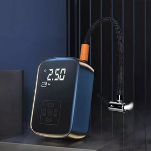 Elektrische, schwarze Luftpumpe mit digital-Anzeige und integrierter Powerbank auf dunklem Hintergrund