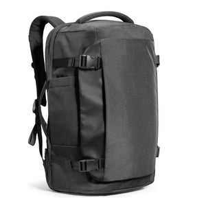 Schwarzer Stoffrucksack mit verschiedenen Fächern