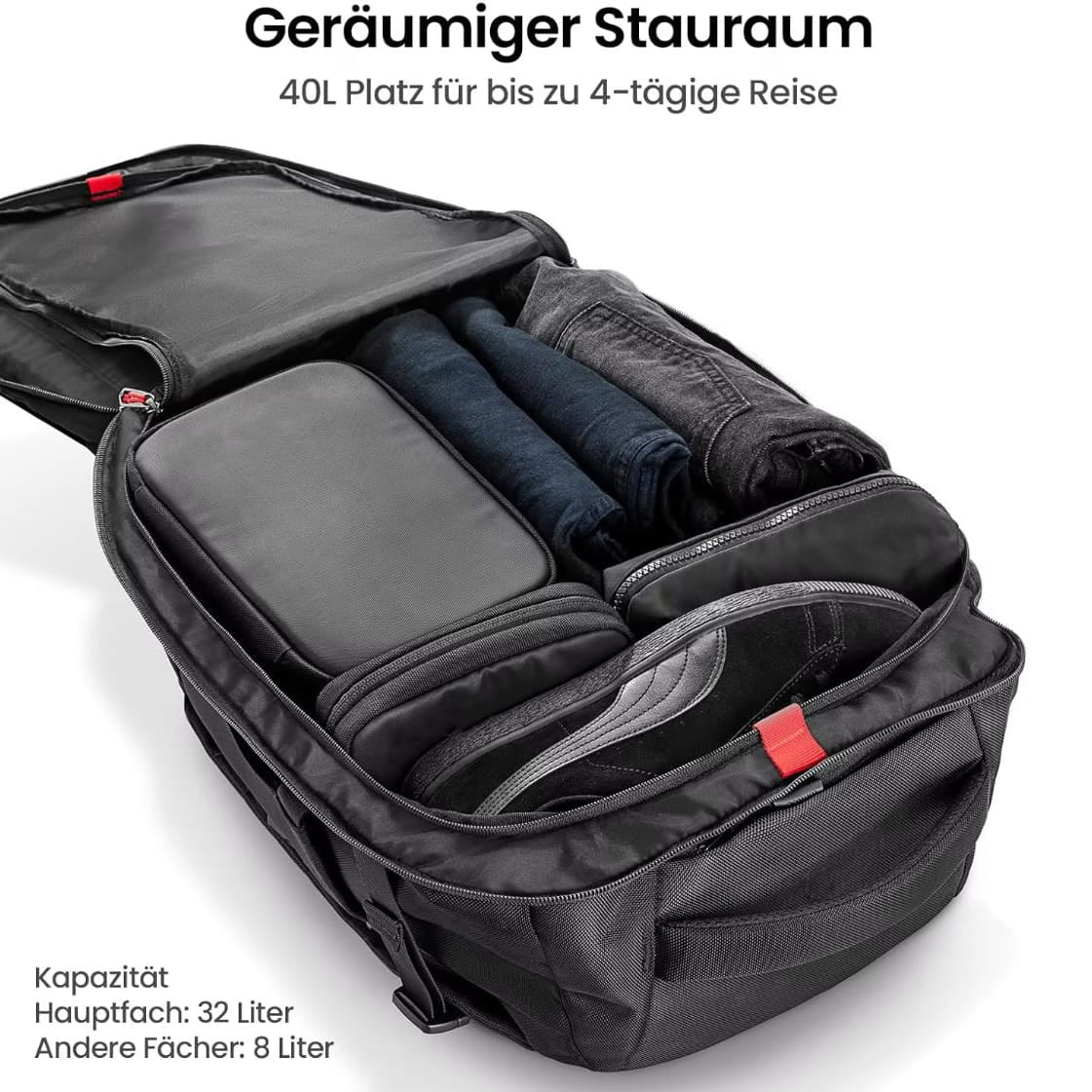 Schwarzer Stoffrucksack mit Stauraum geöffnet und Beispielsinhalt