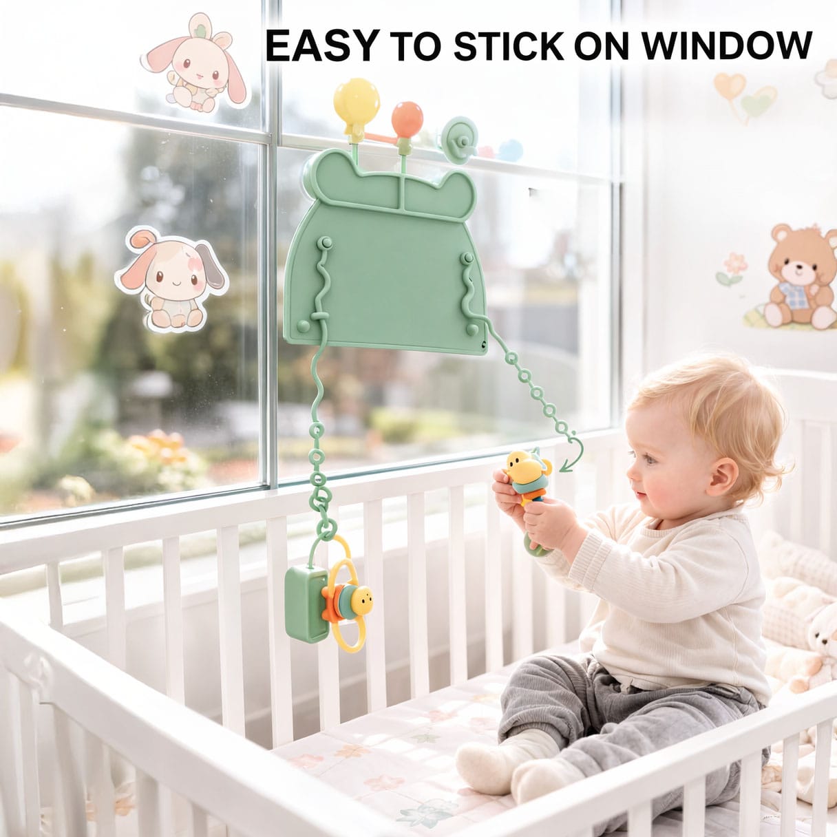 Grüne Silikonmatte in Bärenkopf-Form in einem Anwendungsbeispiel mit einem Baby