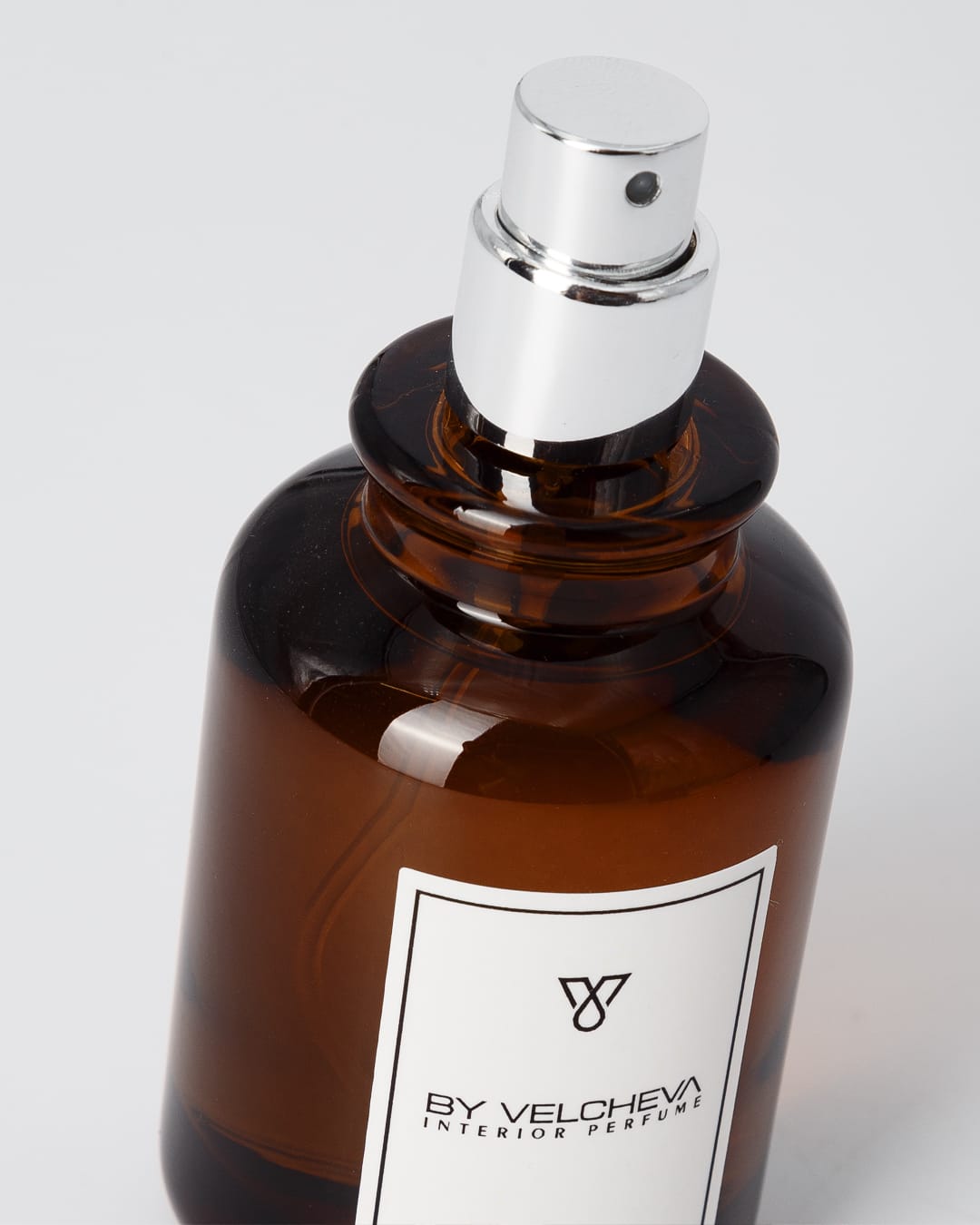 Raumduft Spray in kleiner, braunen Glasflasche mit schwarzem Deckel entfernt