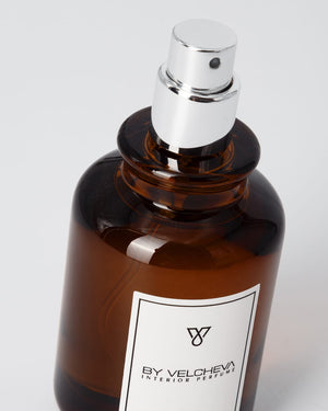 Raumduft Spray in kleiner, braunen Glasflasche mit schwarzem Deckel entefrnt