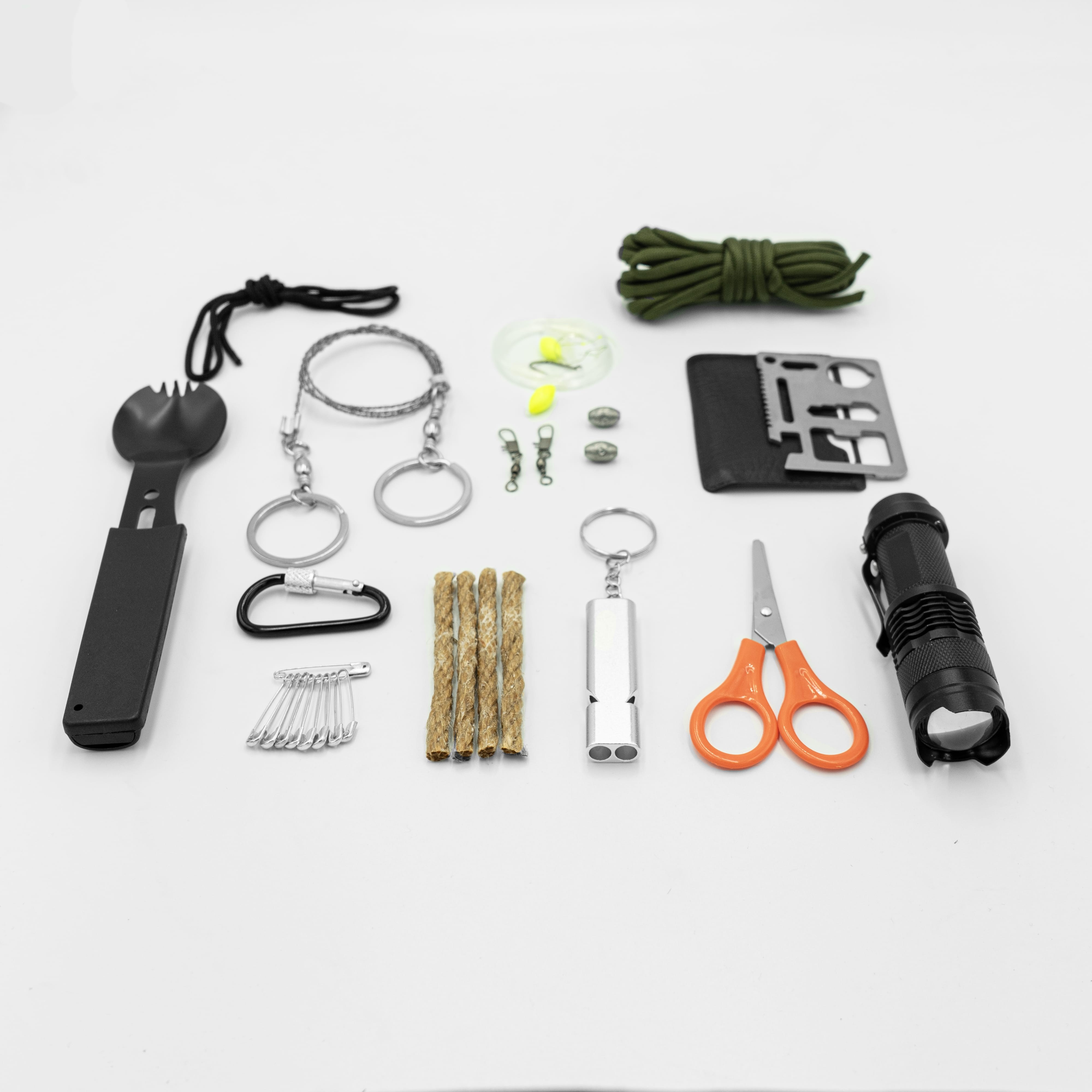 Sicherheitsnadeln, Angel-Set, Seil, Schere, Taschenlampe, Pfeife, Drahtsäge, Karabiner, Feuerstarter und Göffel