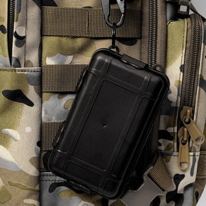Schwarzes survival Mini-Kit an einem Rucksack befestigt