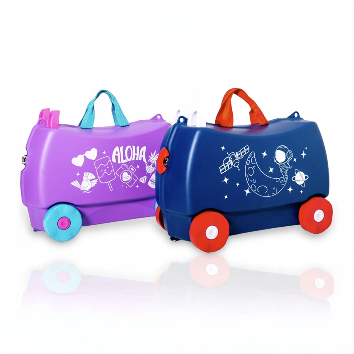 Ein lila Kinderkoffer mit blauen Rädern und weisser Zeichnung neben einem blauen Kinderkoffer mit roten Rädern und weisser Zeichnung