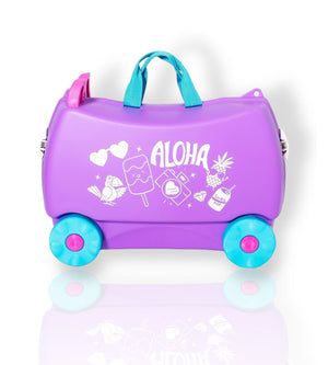 Lila Kinderkoffer mit blauen Rädern und weisser Zeichnung an der anderen Seite