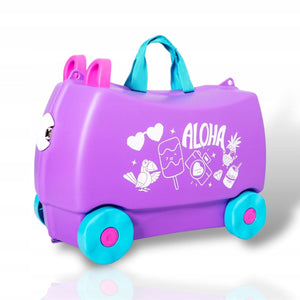 Lila Kinderkoffer mit blauen Rädern schräg von vorne