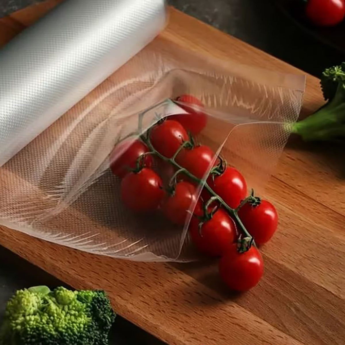 Vakuumierrolle in einem Anwendungsbeispiel mit Tomaten
