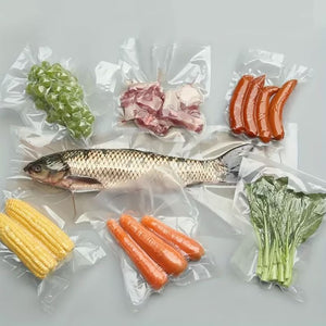 Mais, Trauben, Fleisch, Würste, Sellerie, Karotten und Fisch vakuumiert