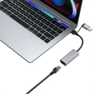 USB-A und USB-C zu Netzwerk Anschluss in einem Anwendungsbeispiel mit schwarzem Kabel an einem Laptop