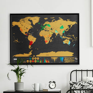 Aufgehängte, goldenen Weltkarte mit schwarzem Hintergrund und verschiedenen Ländern aufgedeckt