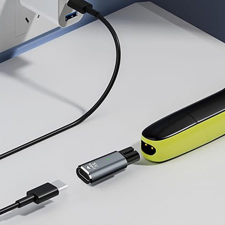 Silberner USB-C zu Phillips Adapter in einem Anwendungsbeispiel