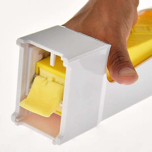 Weiss-gelber Butter Cutter in einem Anwendungsbeispiel von unten
