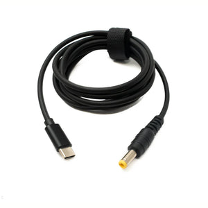 Schwarzes Adapterkabel mit USB-C Anschluss