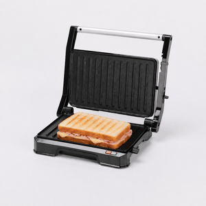 Schwarzer, elektrischer, klappbarer Grill in einem Anwendungsbeispiel mit einem Sandwich