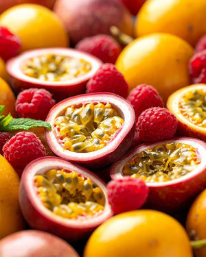 Aufgeschnittene Passionsfrüchte und Himbeeren