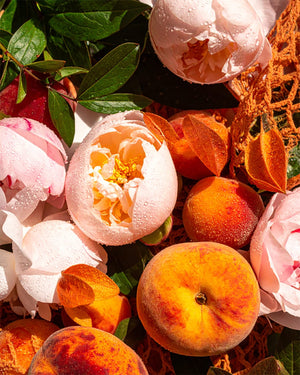 Pfirsiche und pinke Blumen